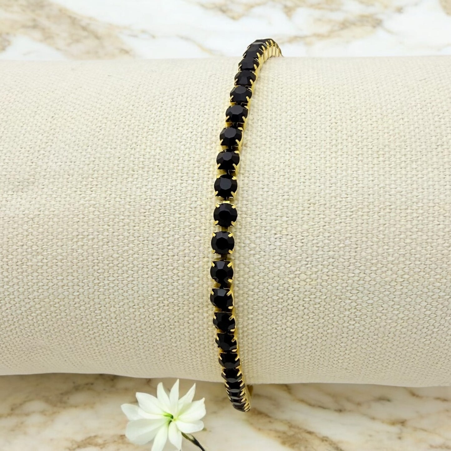 Bracelet Merida ajustable en acier inoxydable doré.