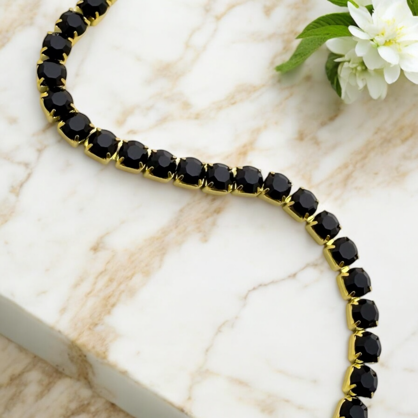 Bracelet Merida ajustable en acier inoxydable doré.