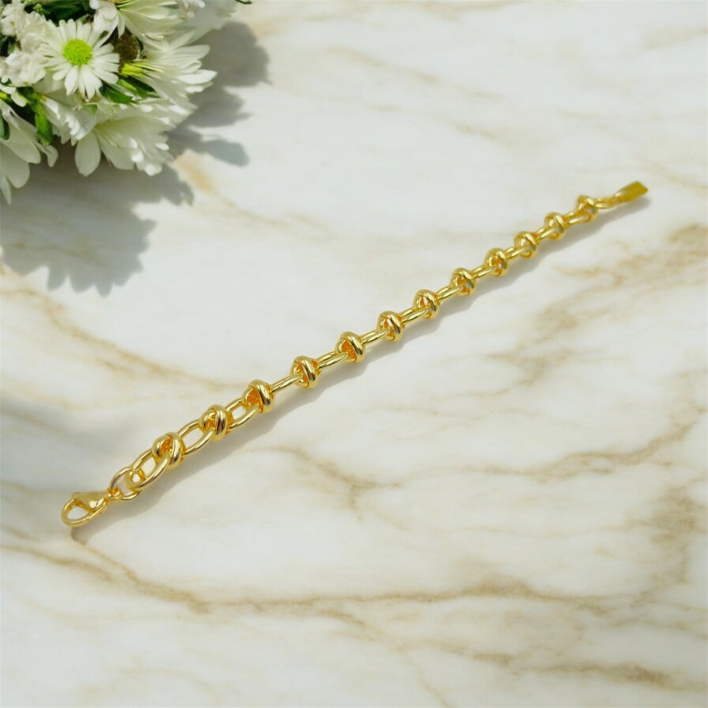 Bracelet Nadi en acier inoxydable doré.
