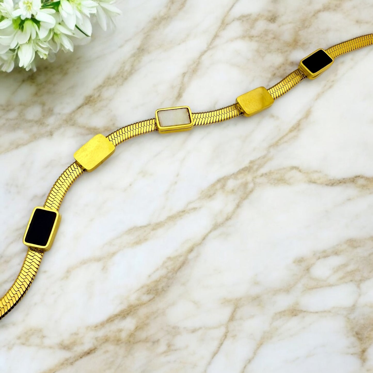 Bracelet Puebla ajustable en acier inoxydable doré.