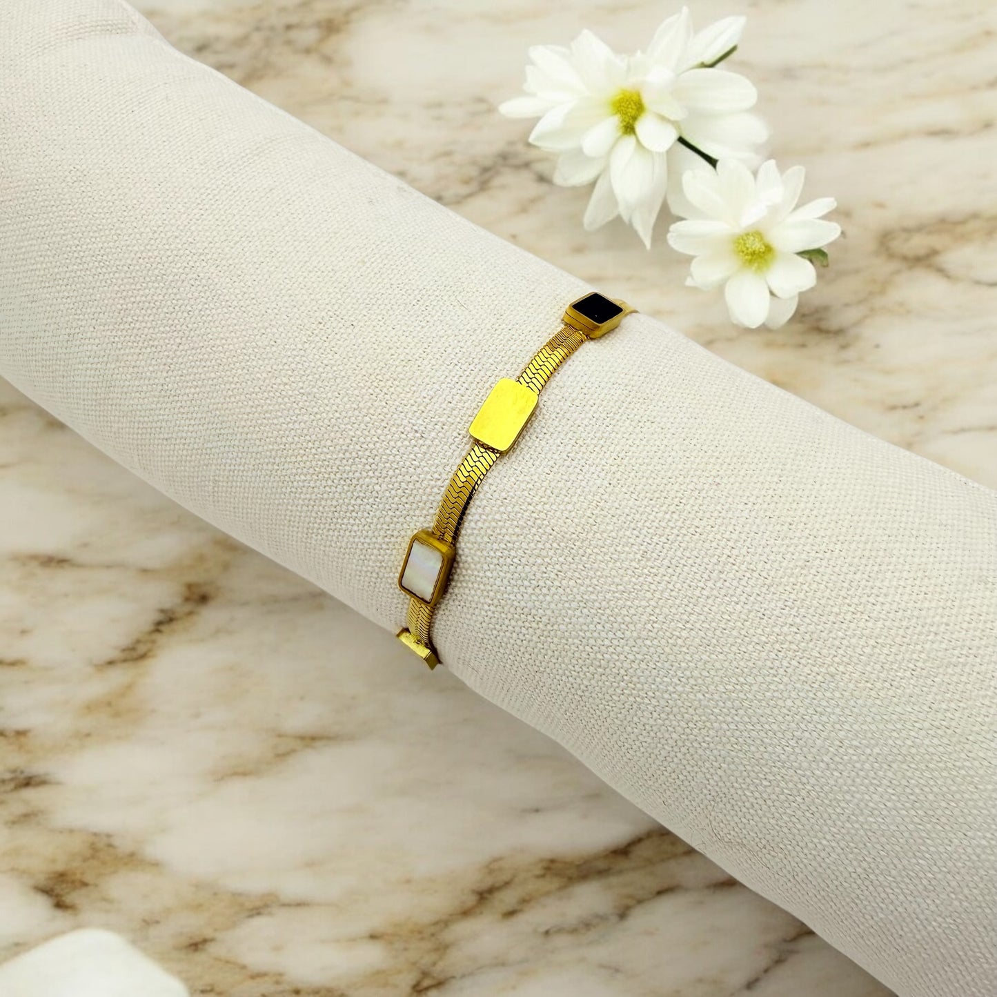 Bracelet Puebla ajustable en acier inoxydable doré.