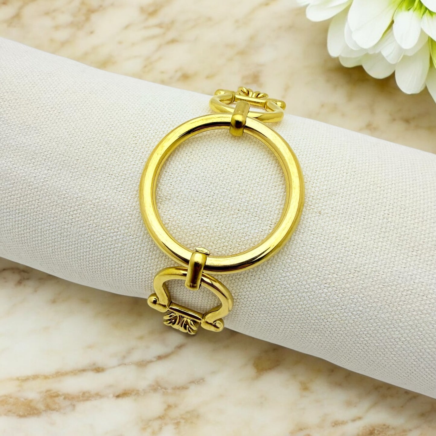 Bracelet Saint Tropez ajustable en acier inoxydable doré.