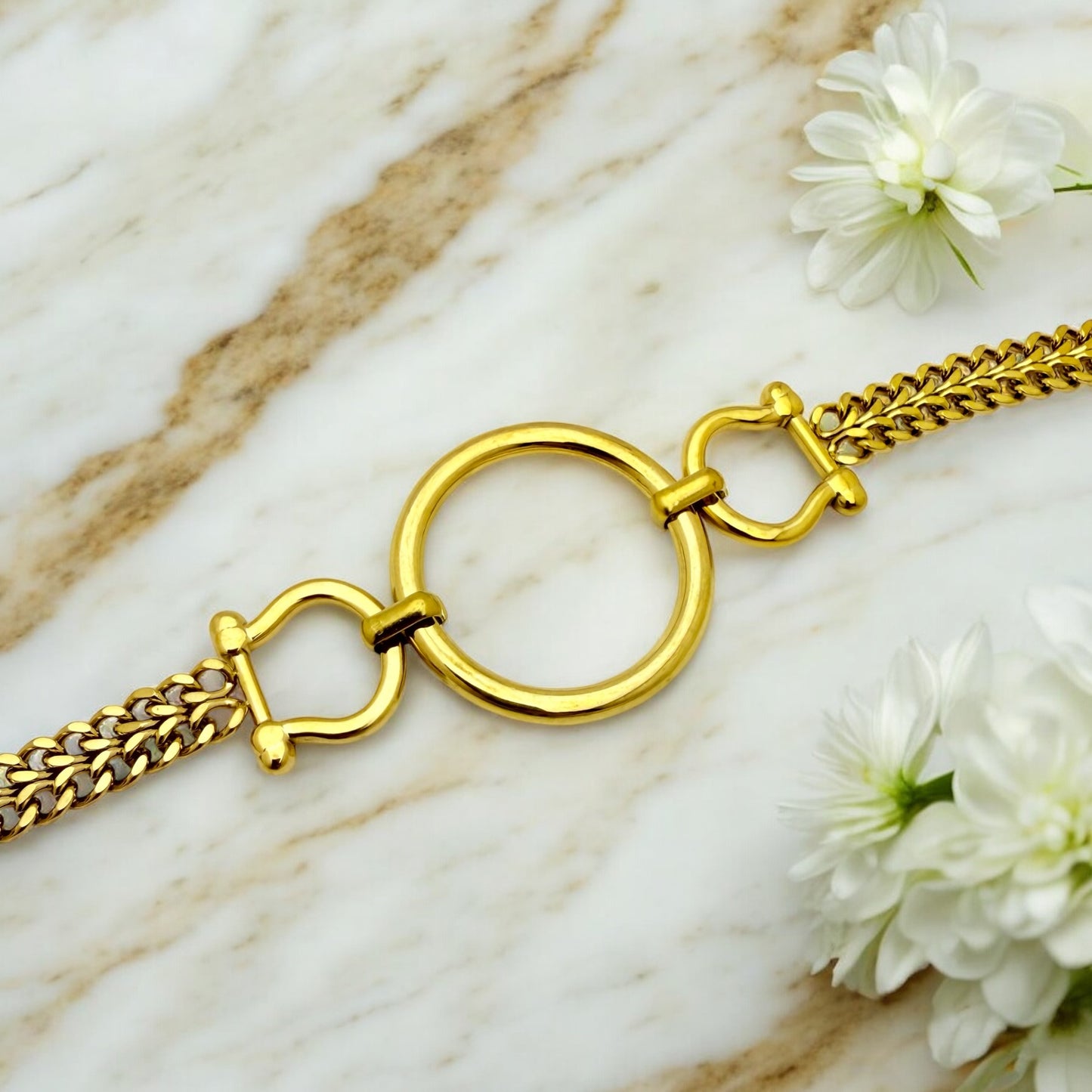 Bracelet Saint Tropez ajustable en acier inoxydable doré.