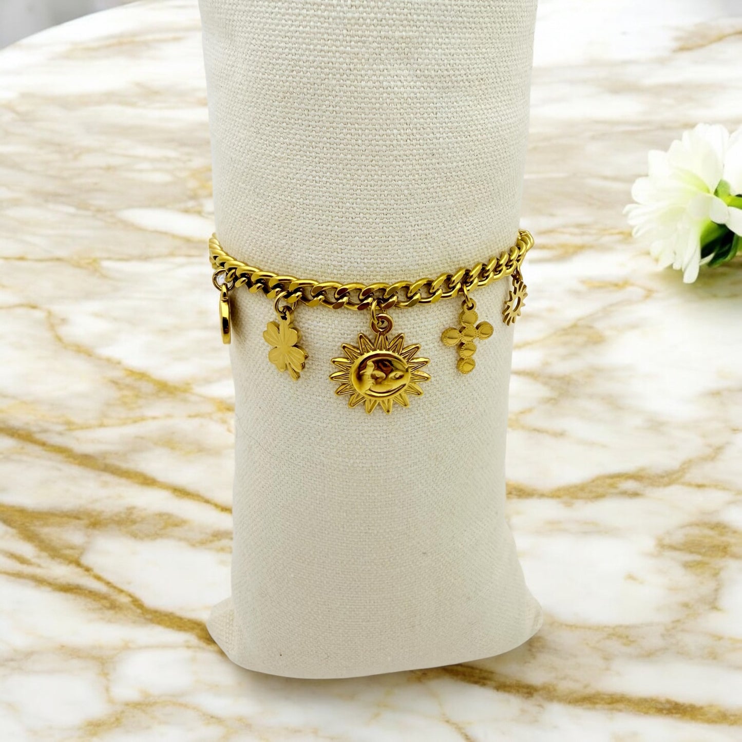 Bracelet San Sebastian ajustable en acier inoxydable doré.
