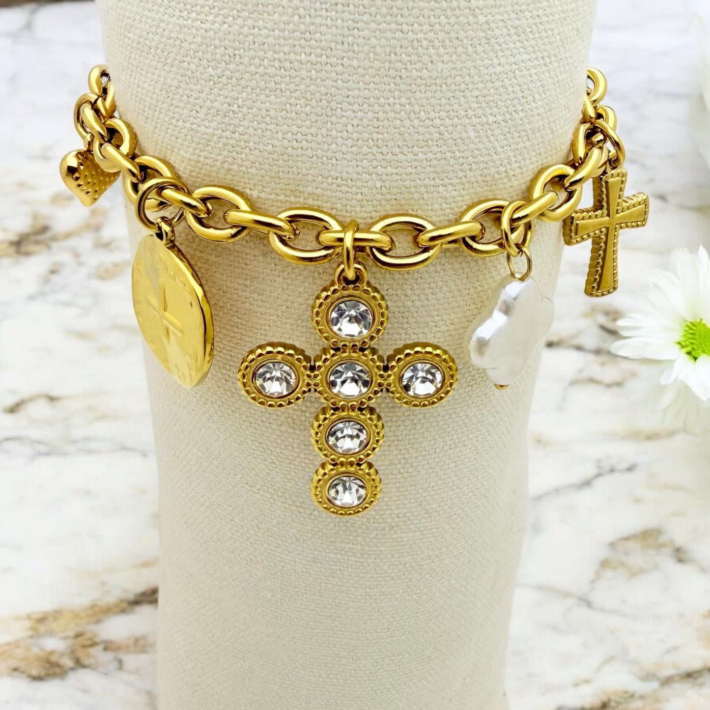 Bracelet Tulum ajustable en acier inoxydable doré.