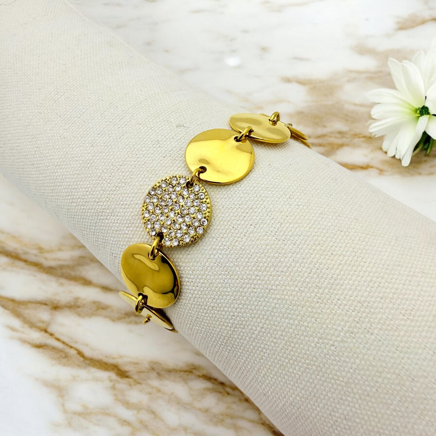 Bracelet Vérone ajustable en acier inoxydable doré.