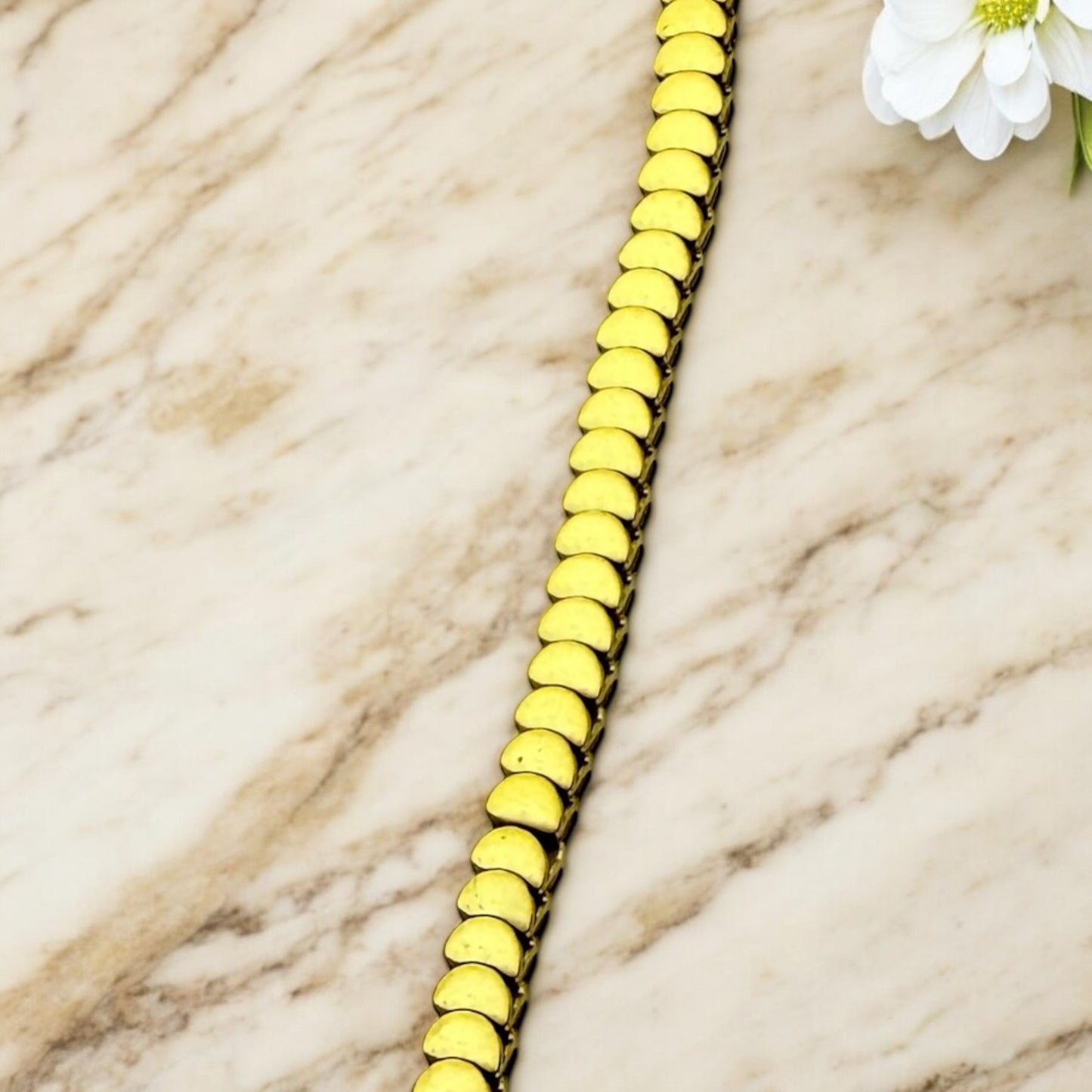 Bracelet Vienne ajustable en acier inoxydable doré.