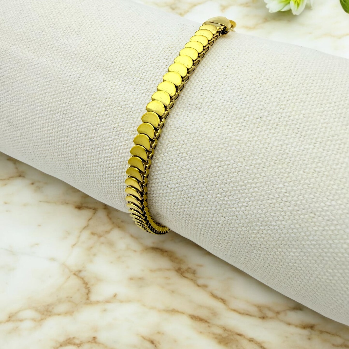 Bracelet Vienne ajustable en acier inoxydable doré.