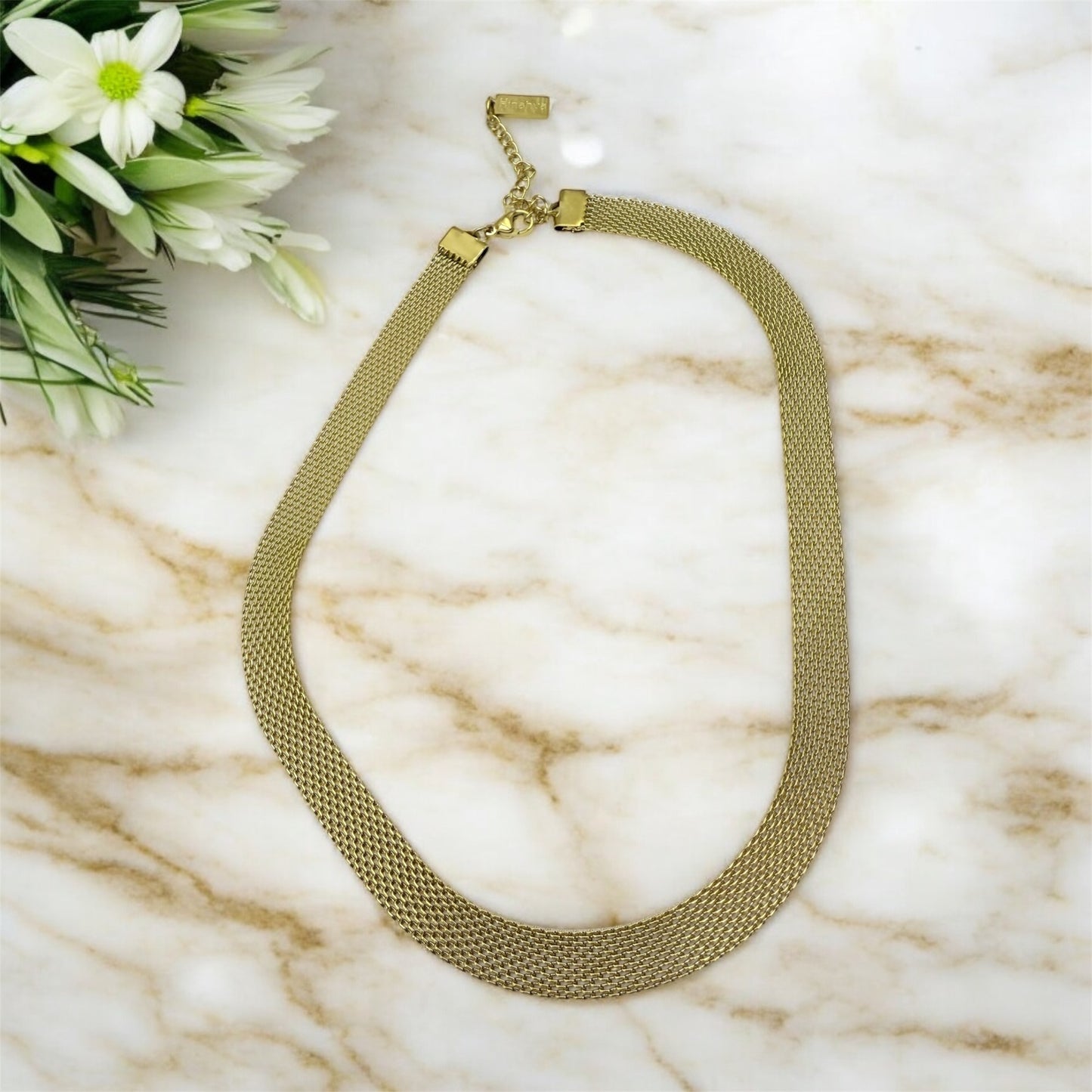 Choker ajustable en acier inoxydable doré.