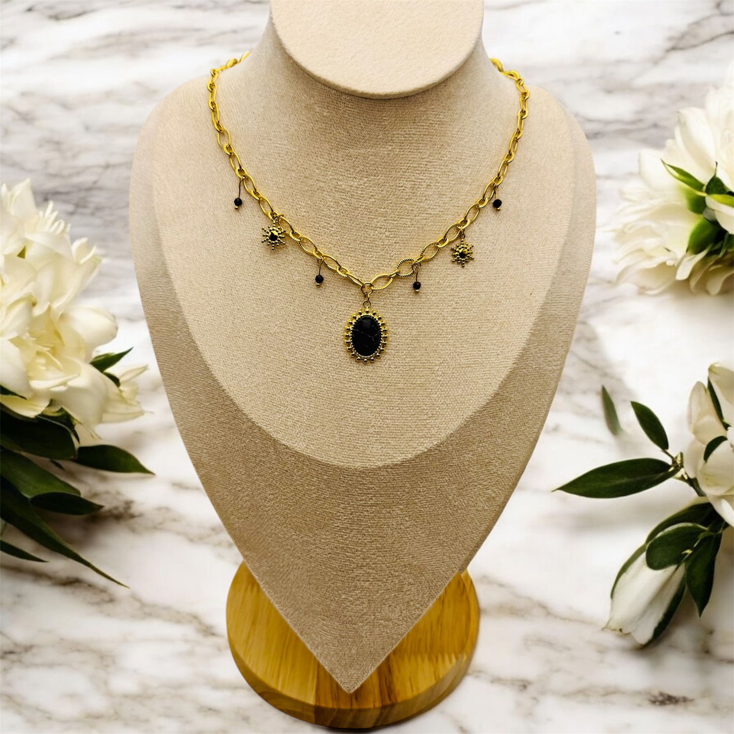 Collier Bilbao ajustable en acier inoxydable doré.