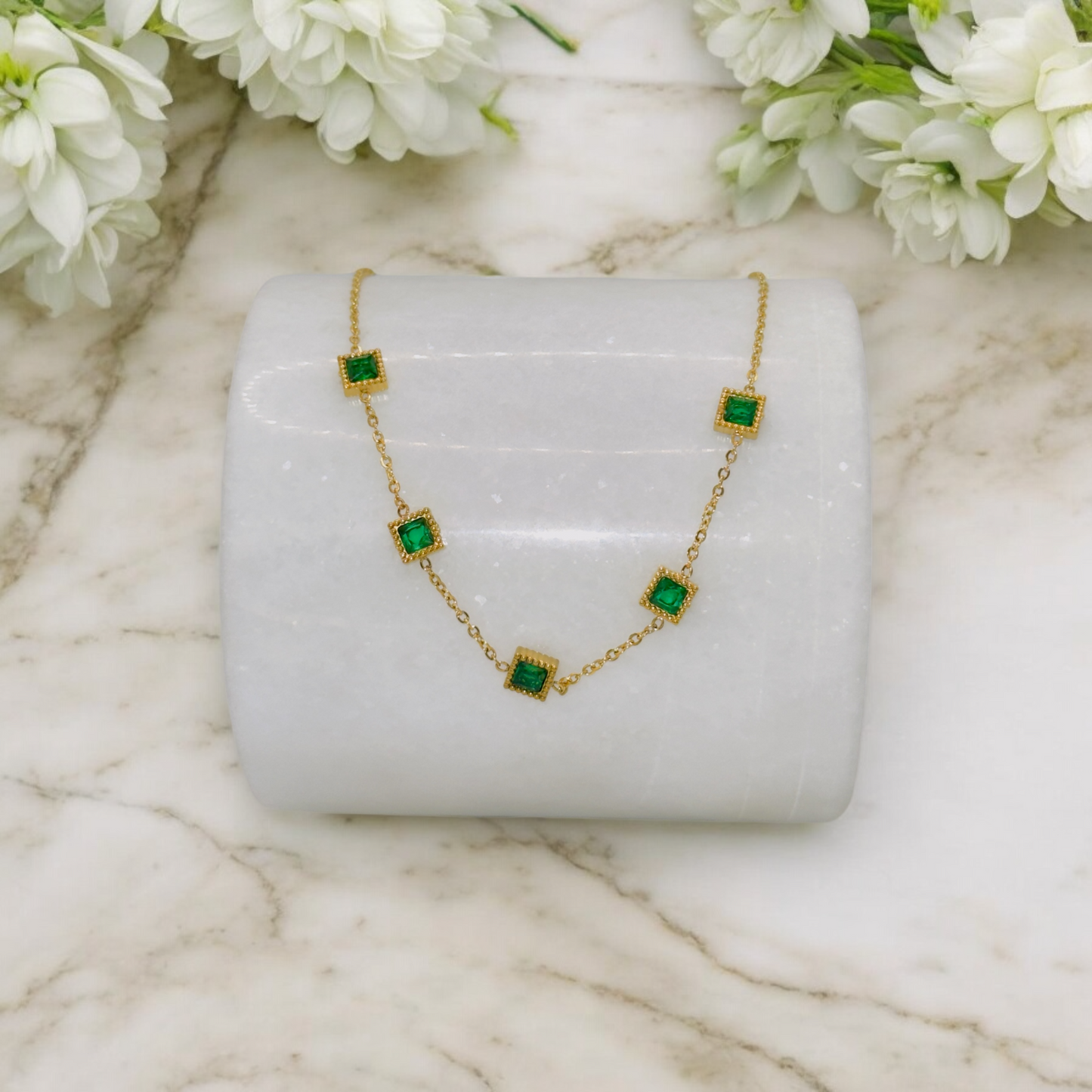 Collier Bodrum ajustable en acier inoxydable doré.