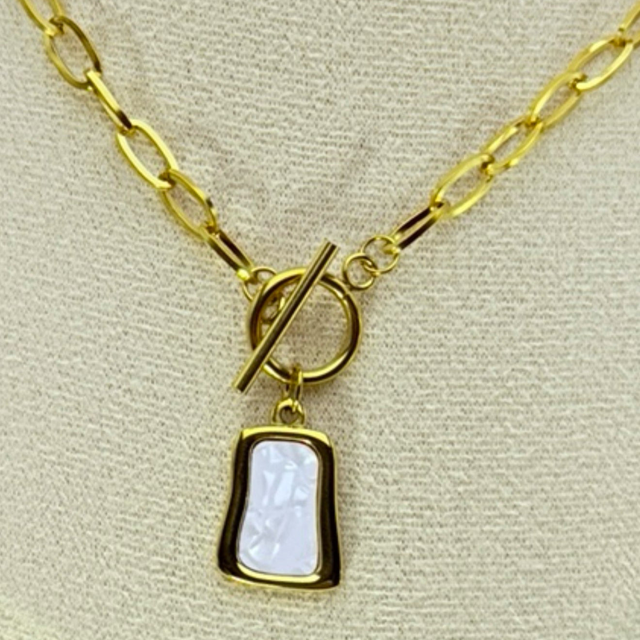 Collier Chetumal ajustable en acier inoxydable doré.