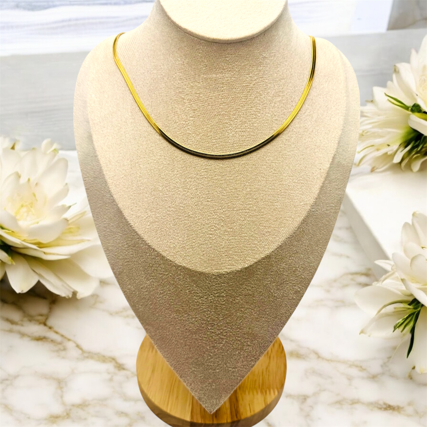 Collier Faro ajustable en acier inoxydable doré.