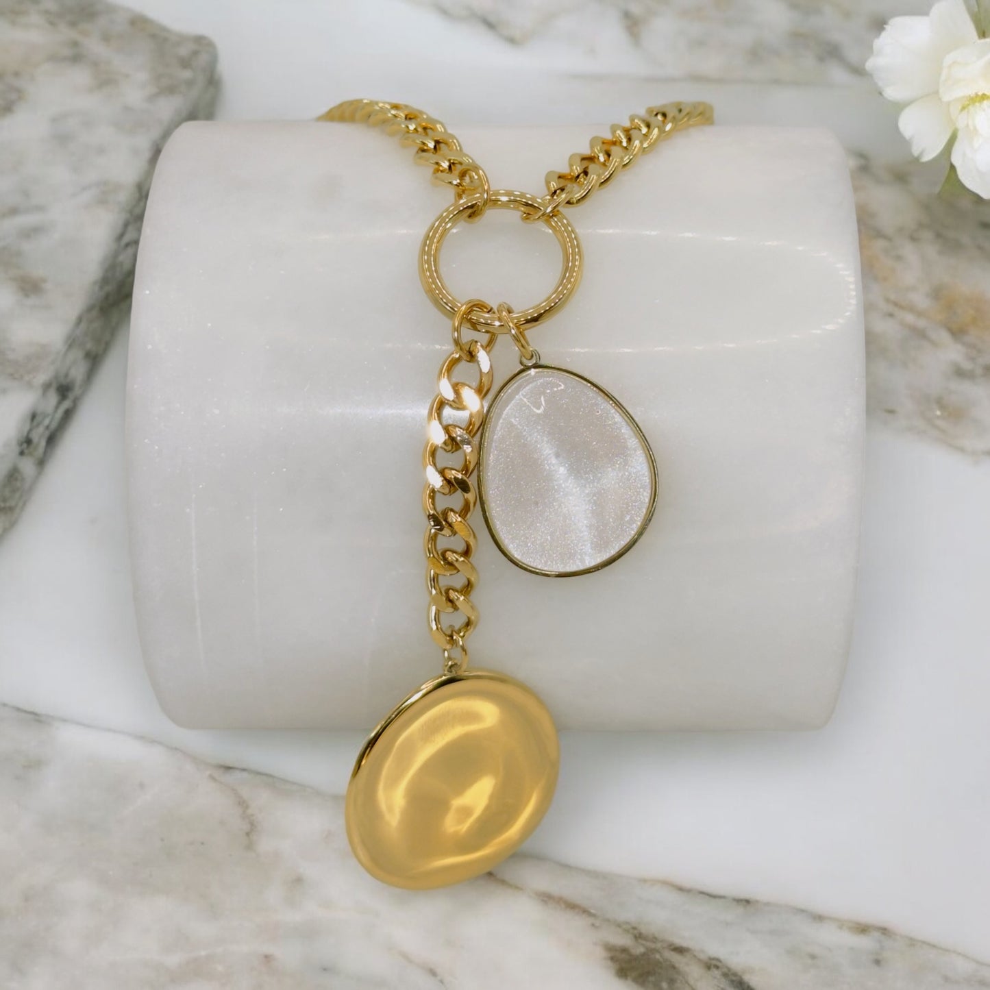 Collier Houston Blanc ajustable en acier inoxydable doré.