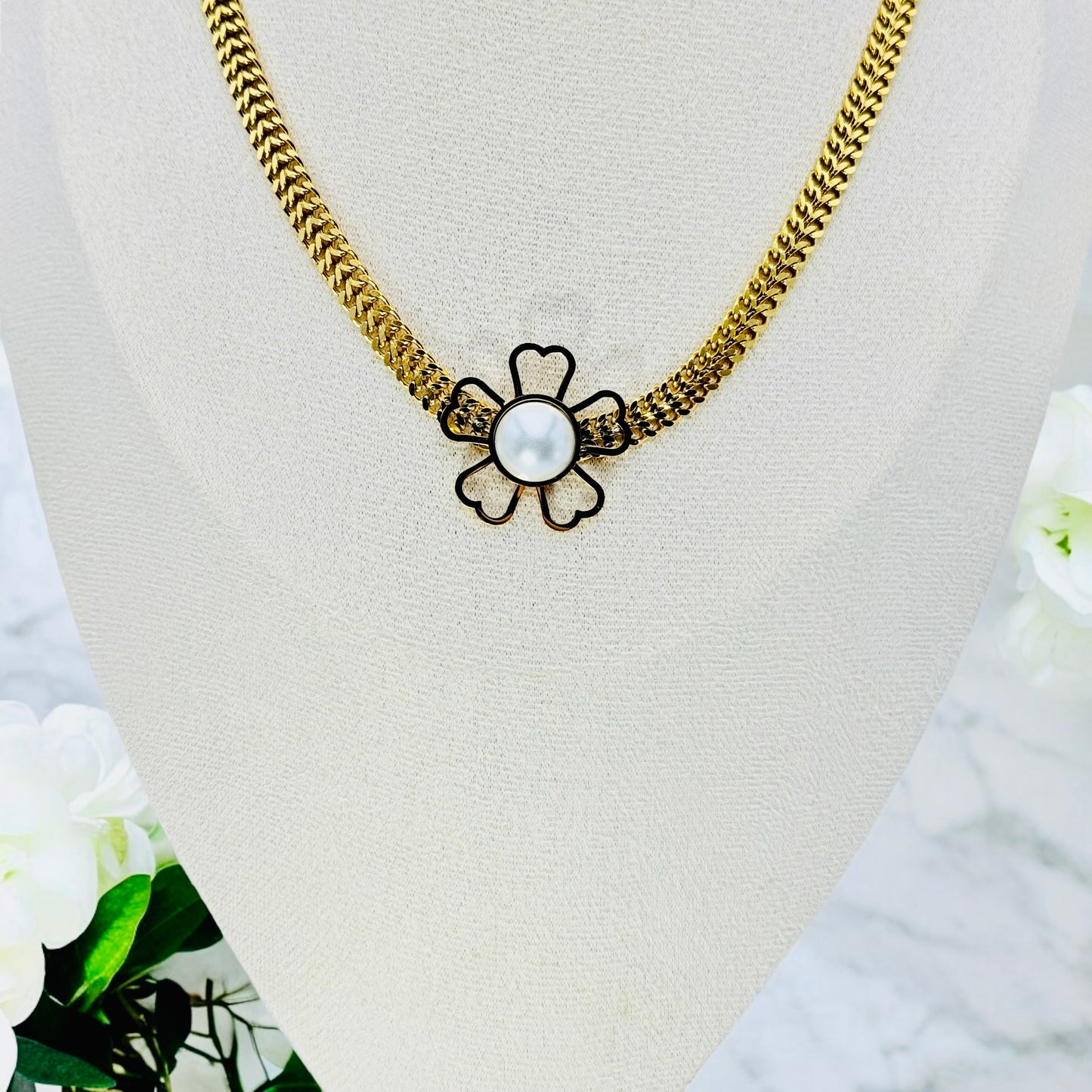 Collier Luxor Blanc ajustable en acier inoxydable doré.