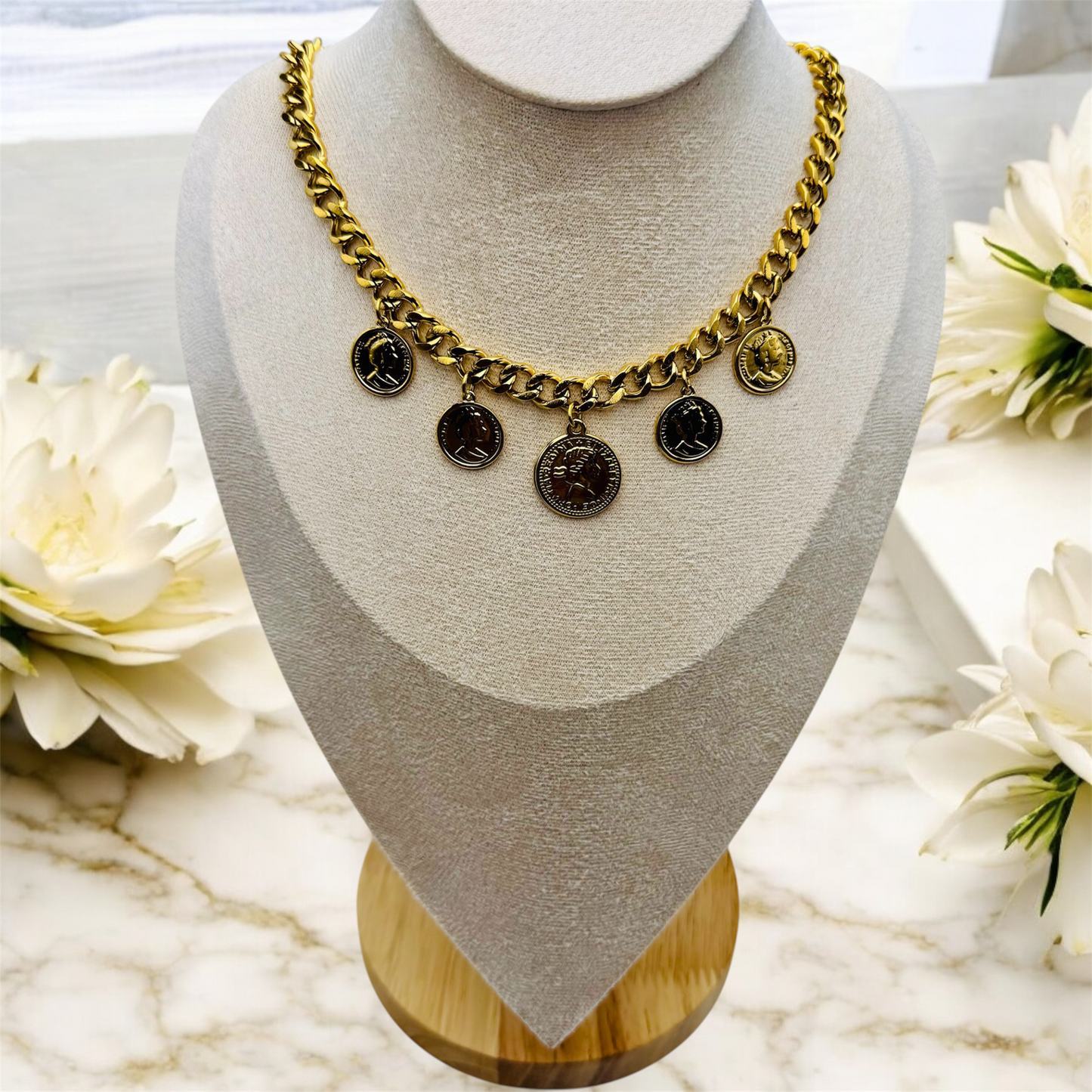 Collier Memphis ajustable en acier inoxydable doré.