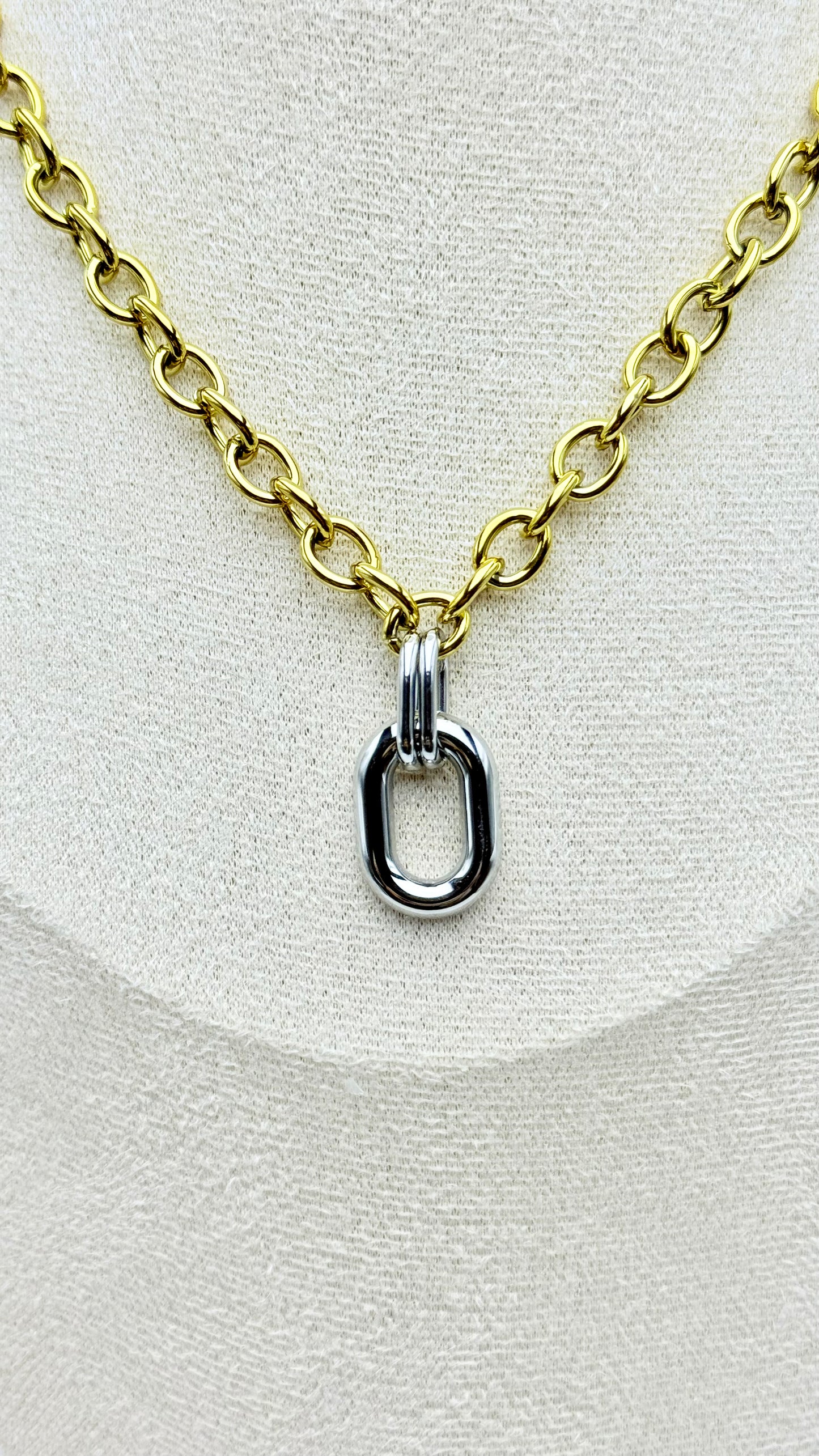 Collier Saint Anne ajustable en acier inoxydable doré et argent.
