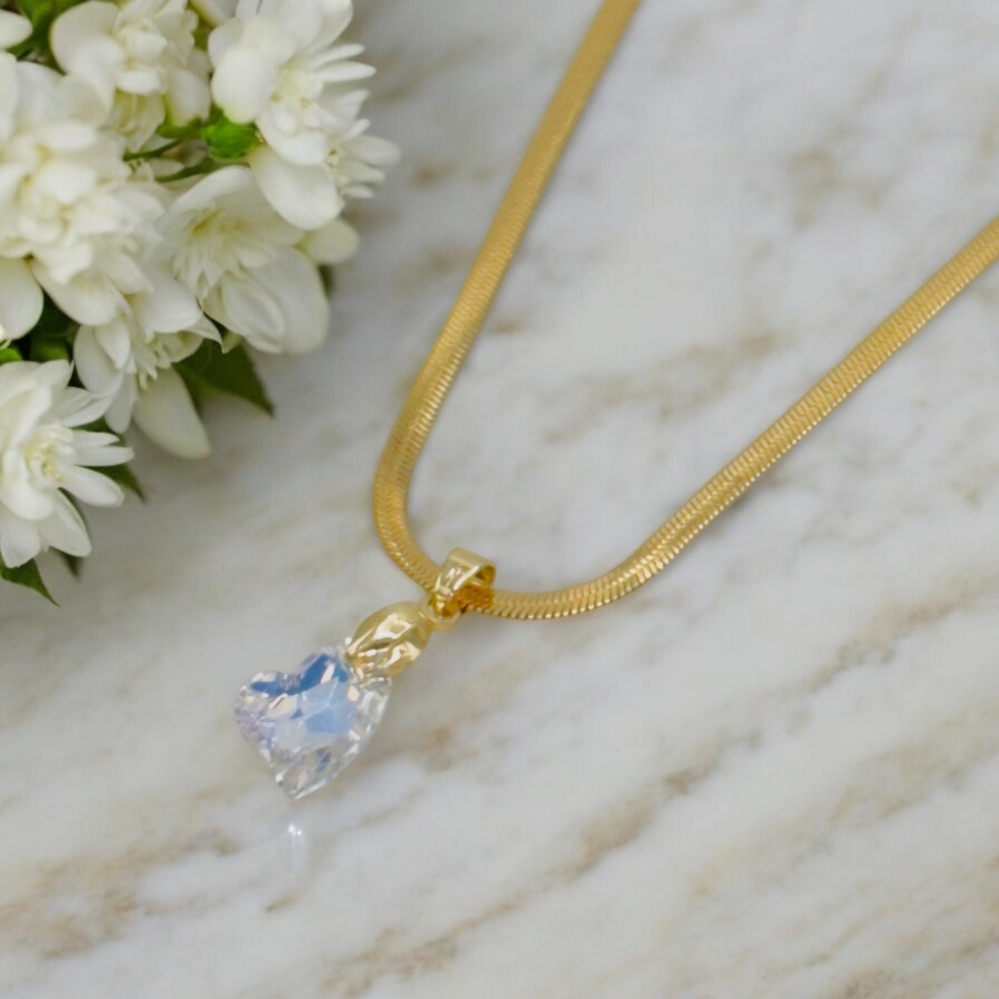 Collier Tulsa Love en acier inoxydable doré.