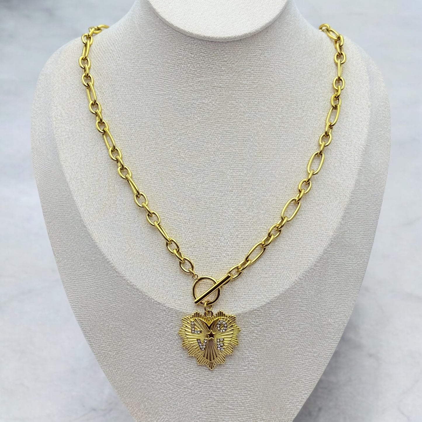 Collier Uluwatu en acier inoxydable doré.