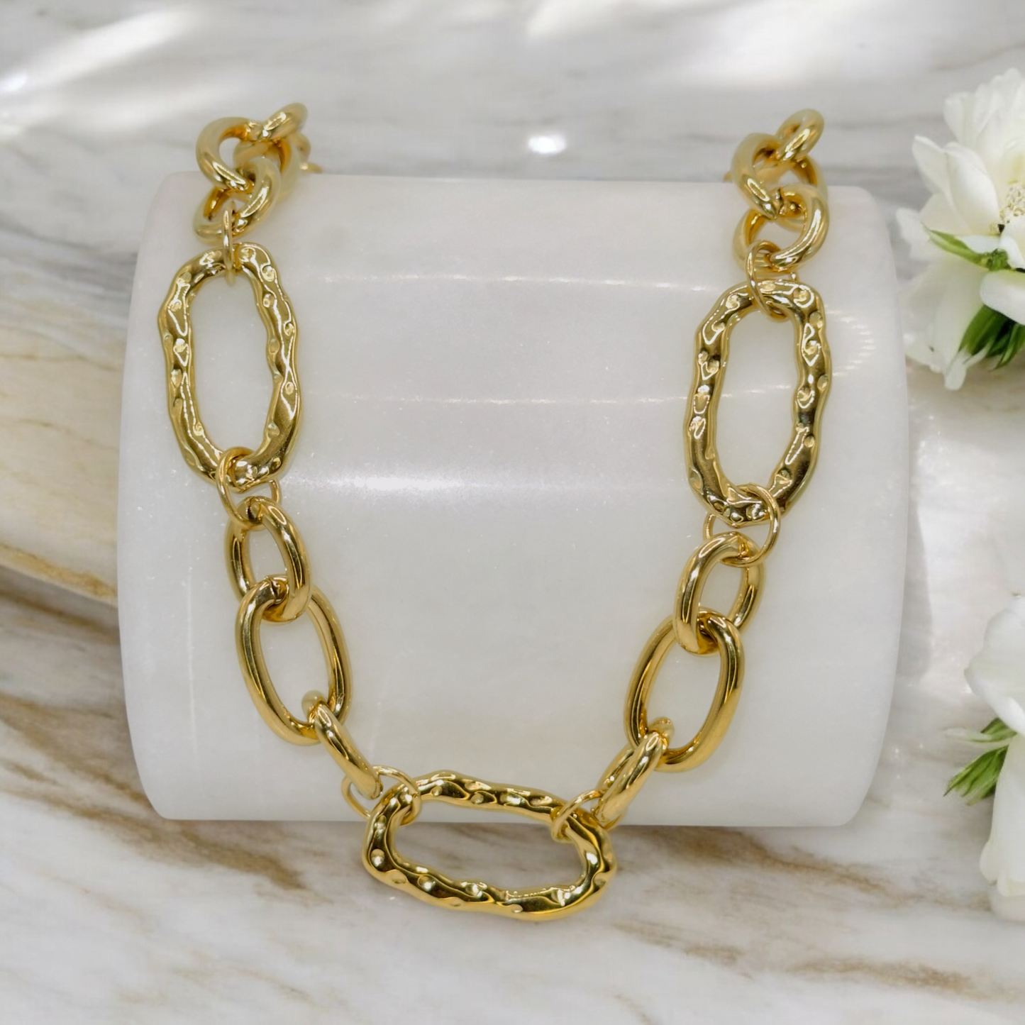 Collier Alicante ajustable en acier inoxydable doré.
