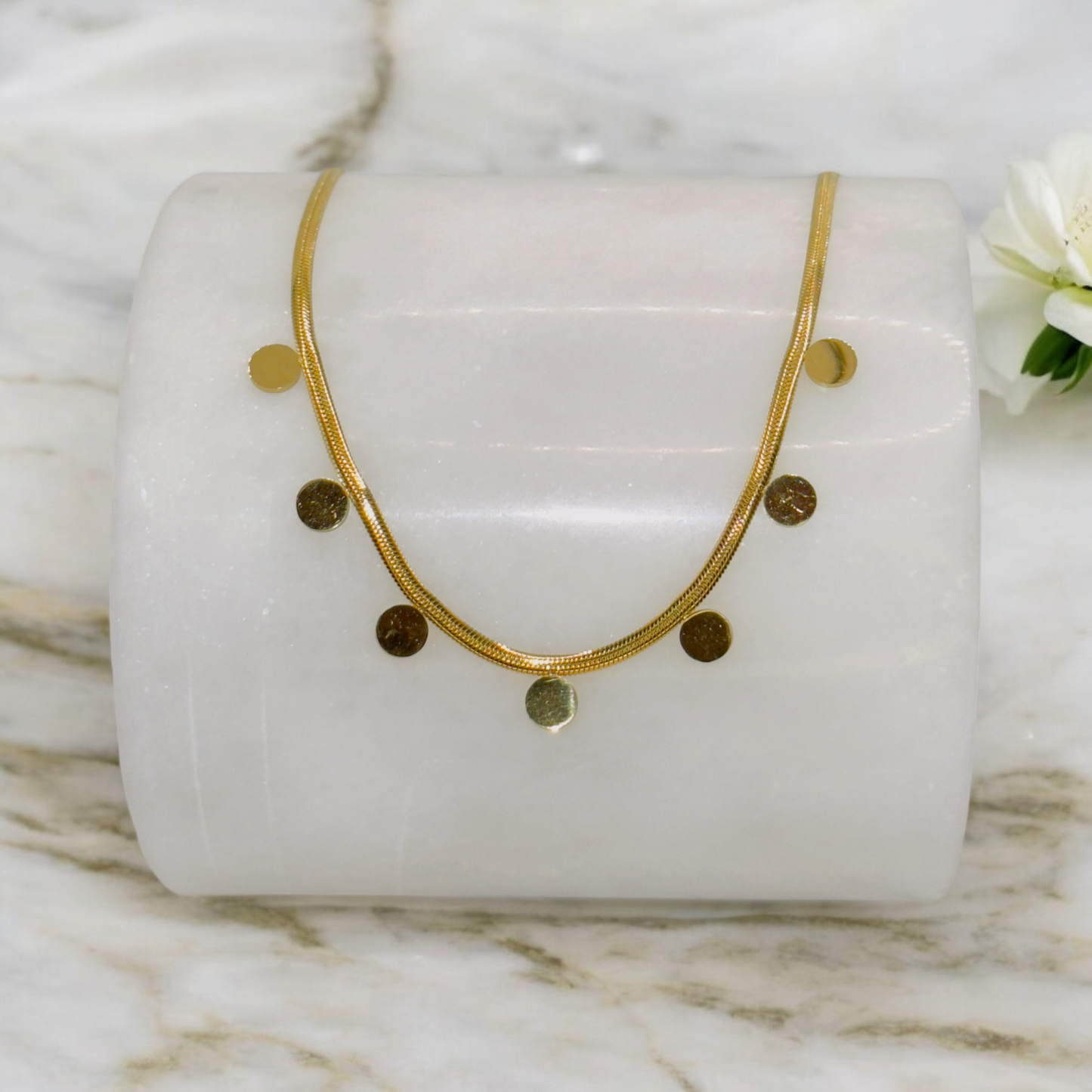 Collier Almeria ajustable en acier inoxydable doré.