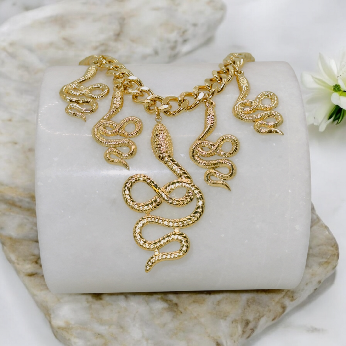 Collier Antalya Multi ajustable en acier inoxydable doré.