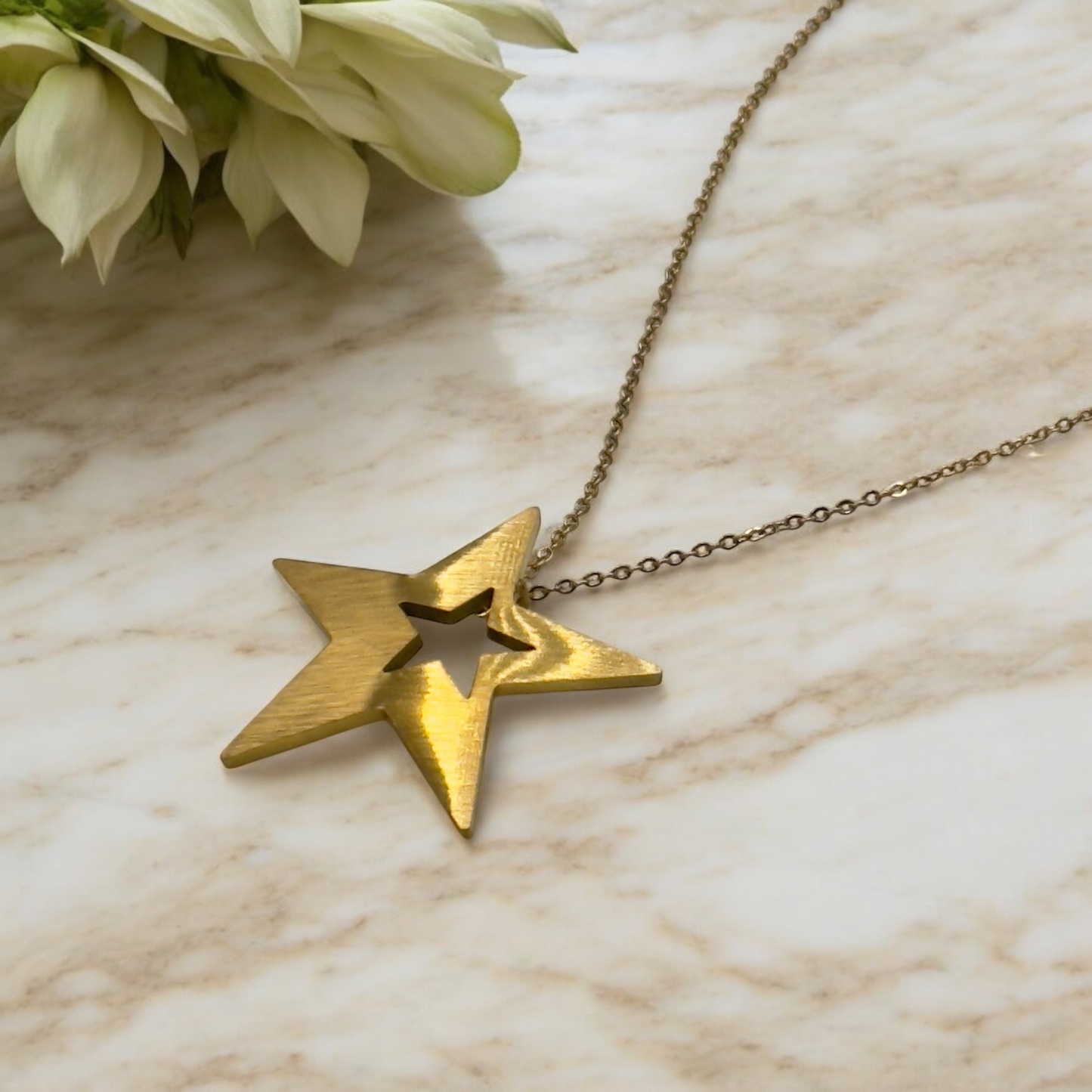 Collier Astrakhan ajustable en acier inoxydable doré.