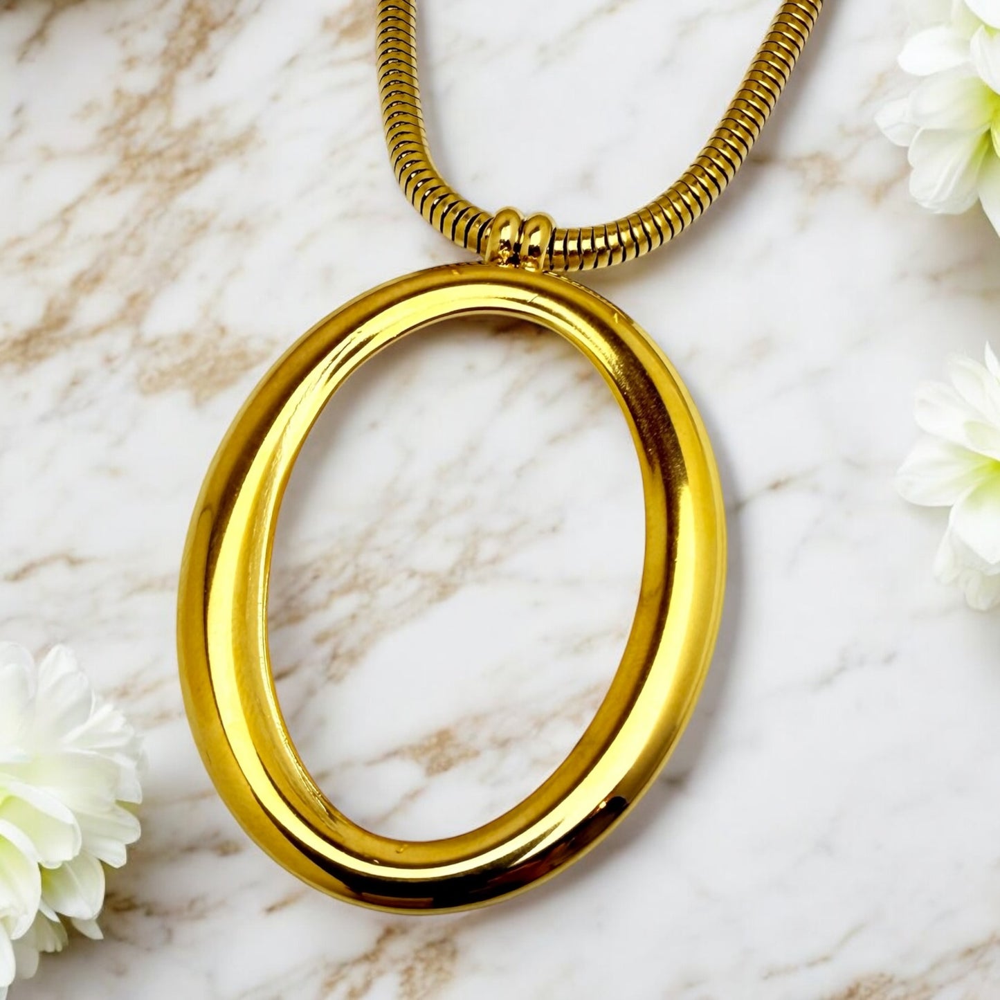 Collier Aveiro ajustable en acier inoxydable doré.