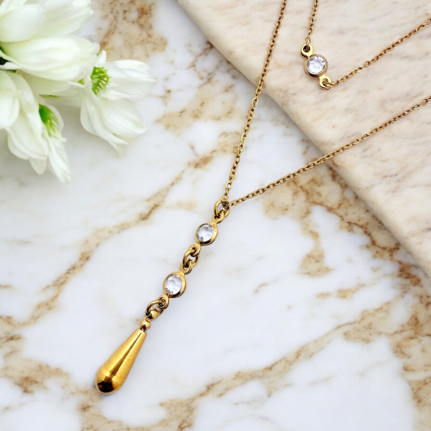 Collier Avignon ajustable en acier inoxydable doré.