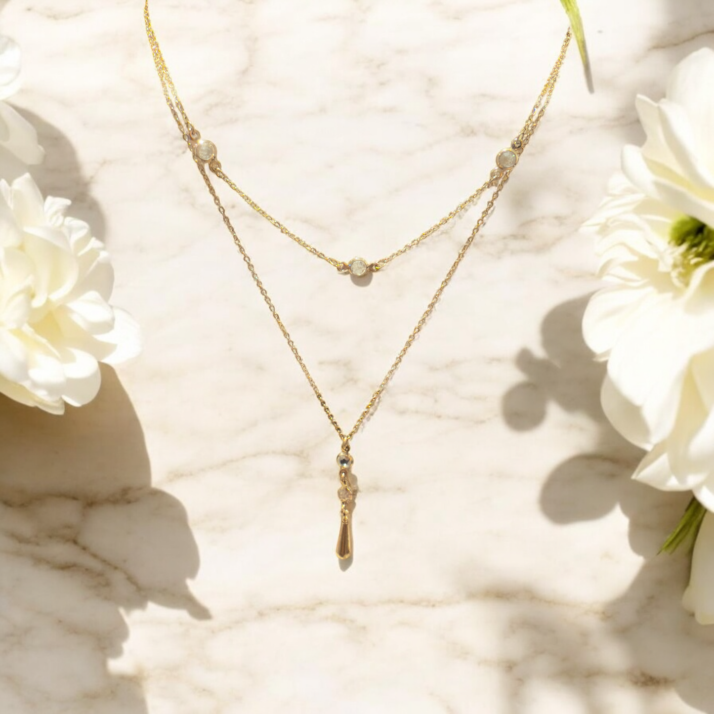 Collier Avignon ajustable en acier inoxydable doré.