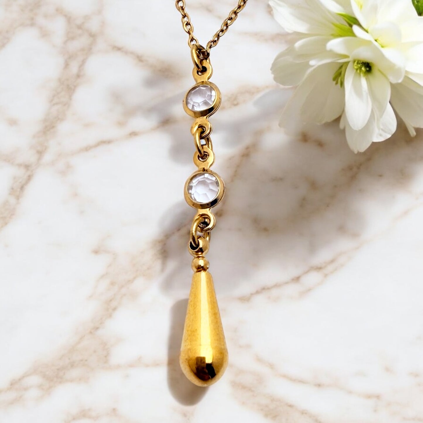 Collier Avignon ajustable en acier inoxydable doré.