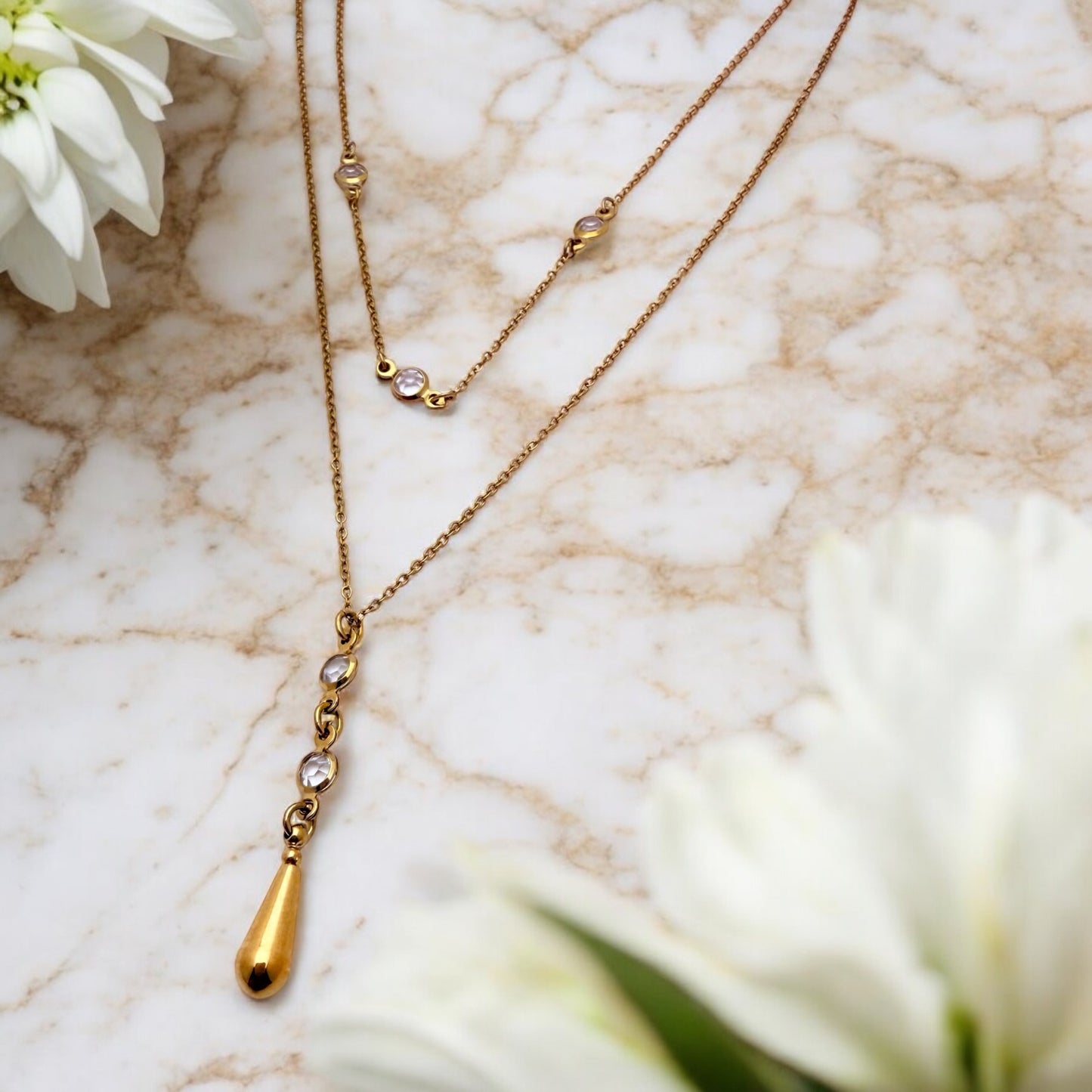Collier Avignon ajustable en acier inoxydable doré.