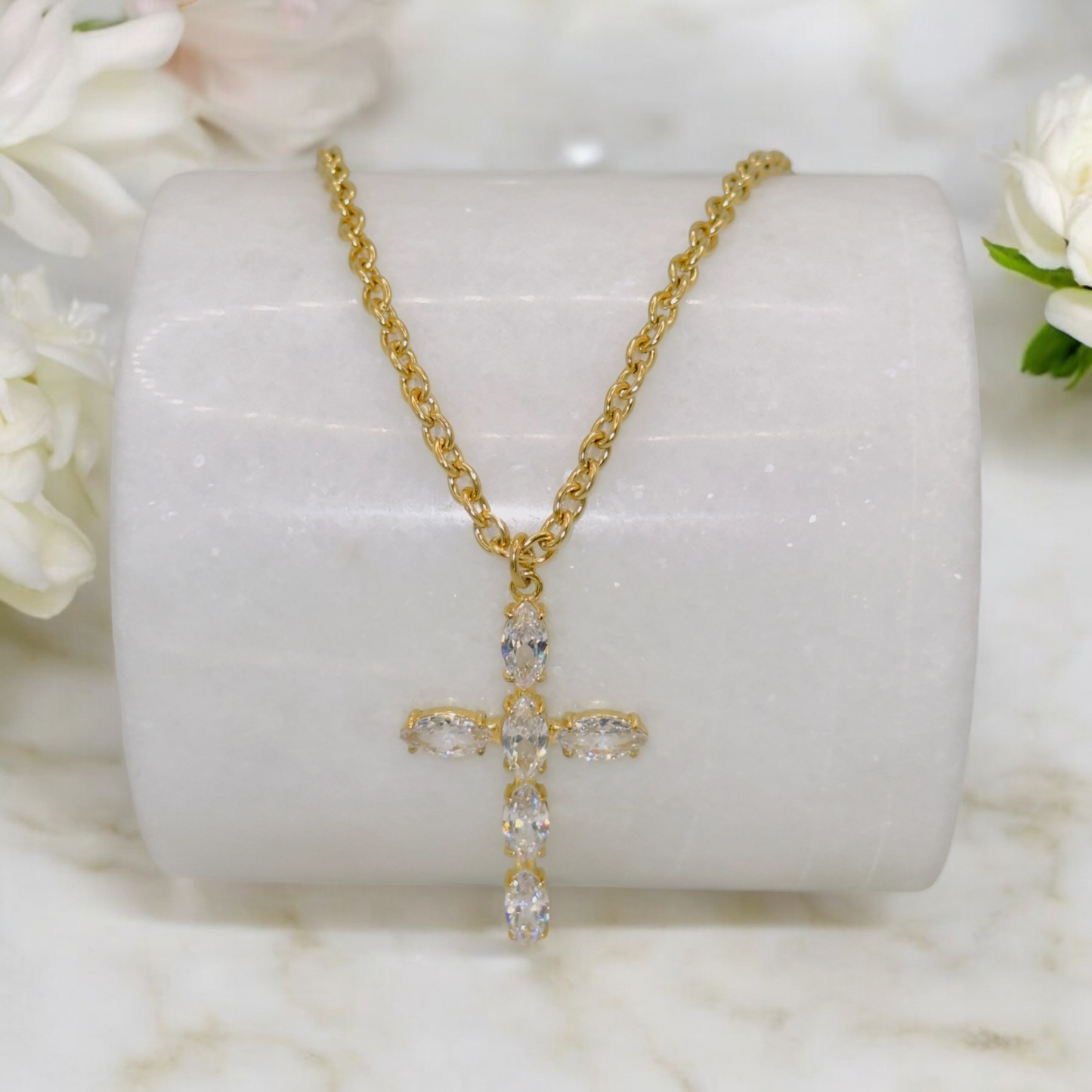 Collier Beverly Hills ajustable en acier inoxydable doré.