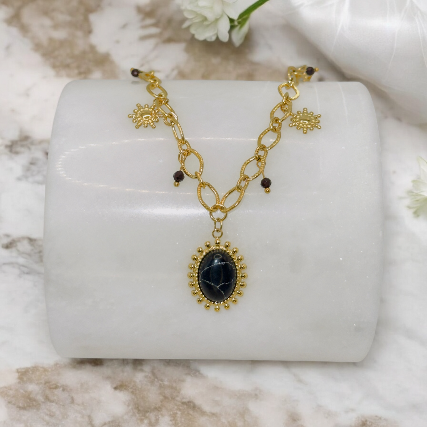 Collier Bilbao ajustable en acier inoxydable doré.