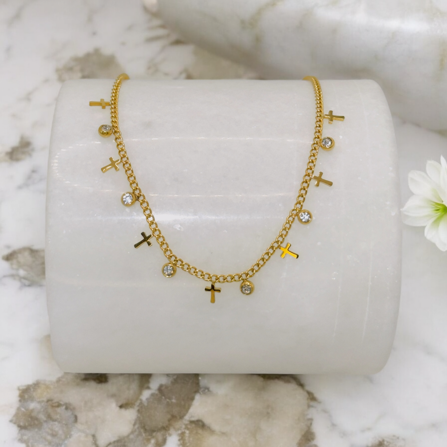 Collier Bordeaux ajustable en acier inoxydable doré.