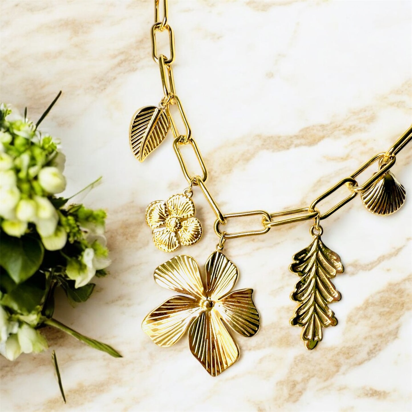 Collier Buenos Aires ajustable en acier inoxydable doré.