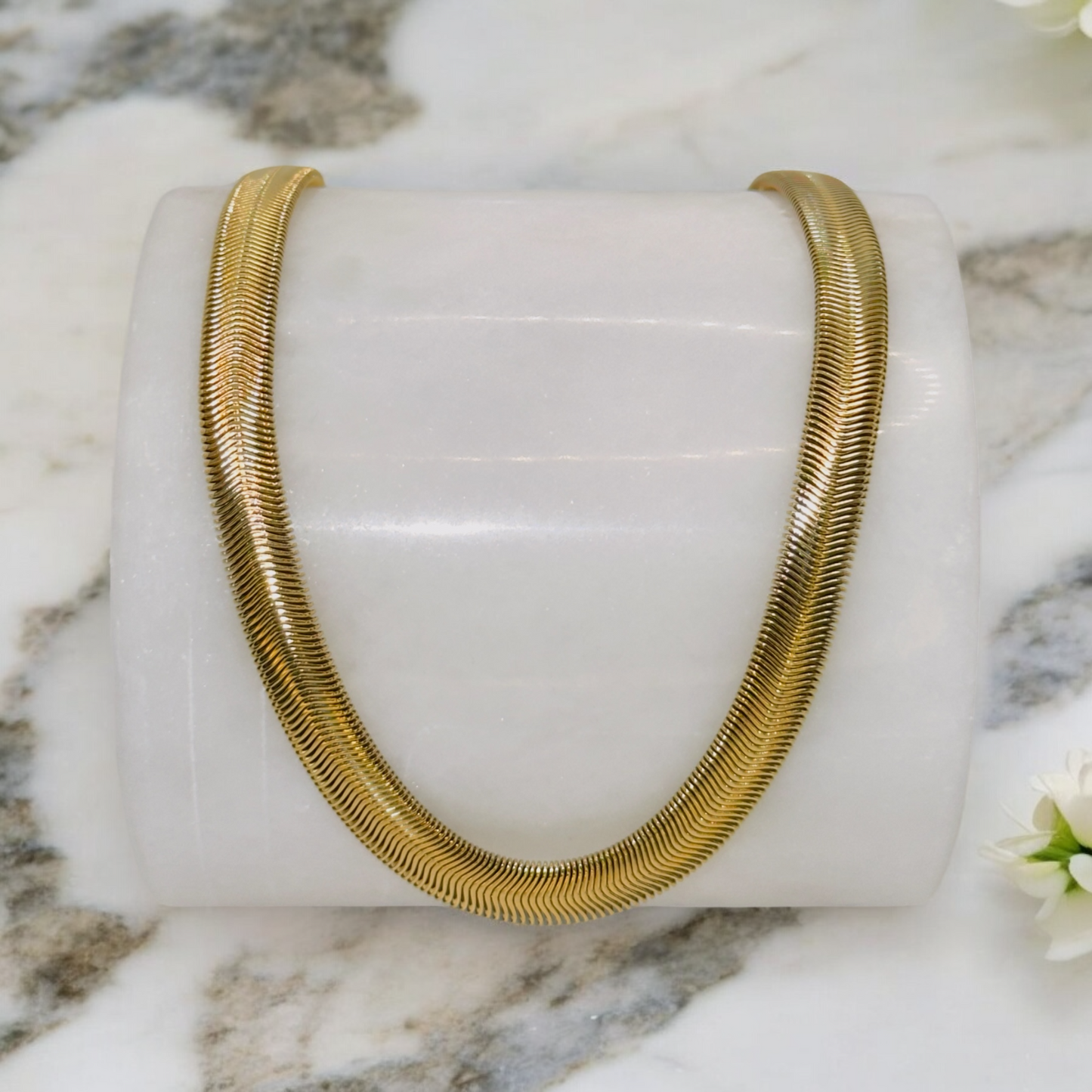Collier Caceres ajustable en acier inoxydable doré.