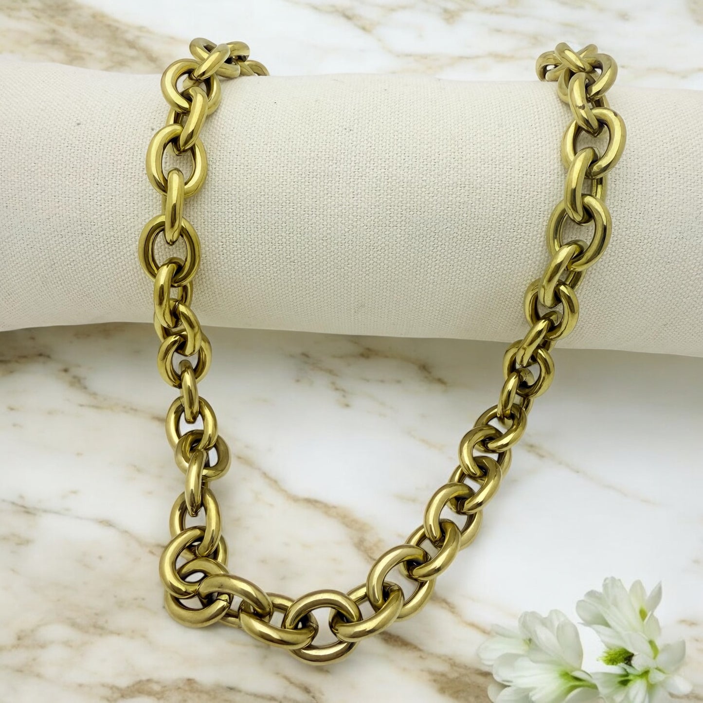 Collier Churchill ajustable en acier inoxydable doré.