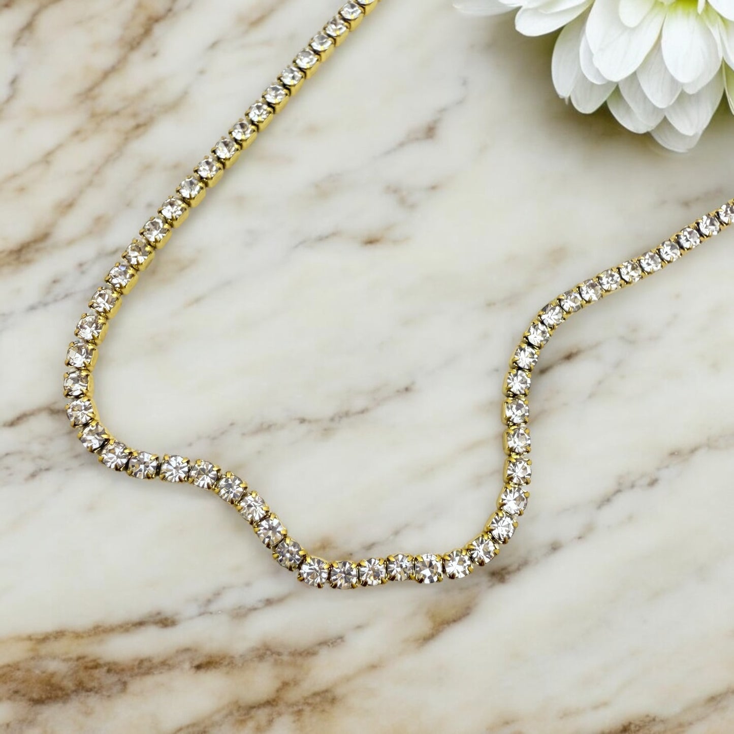 Collier Deauville ajustable en acier inoxydable doré.
