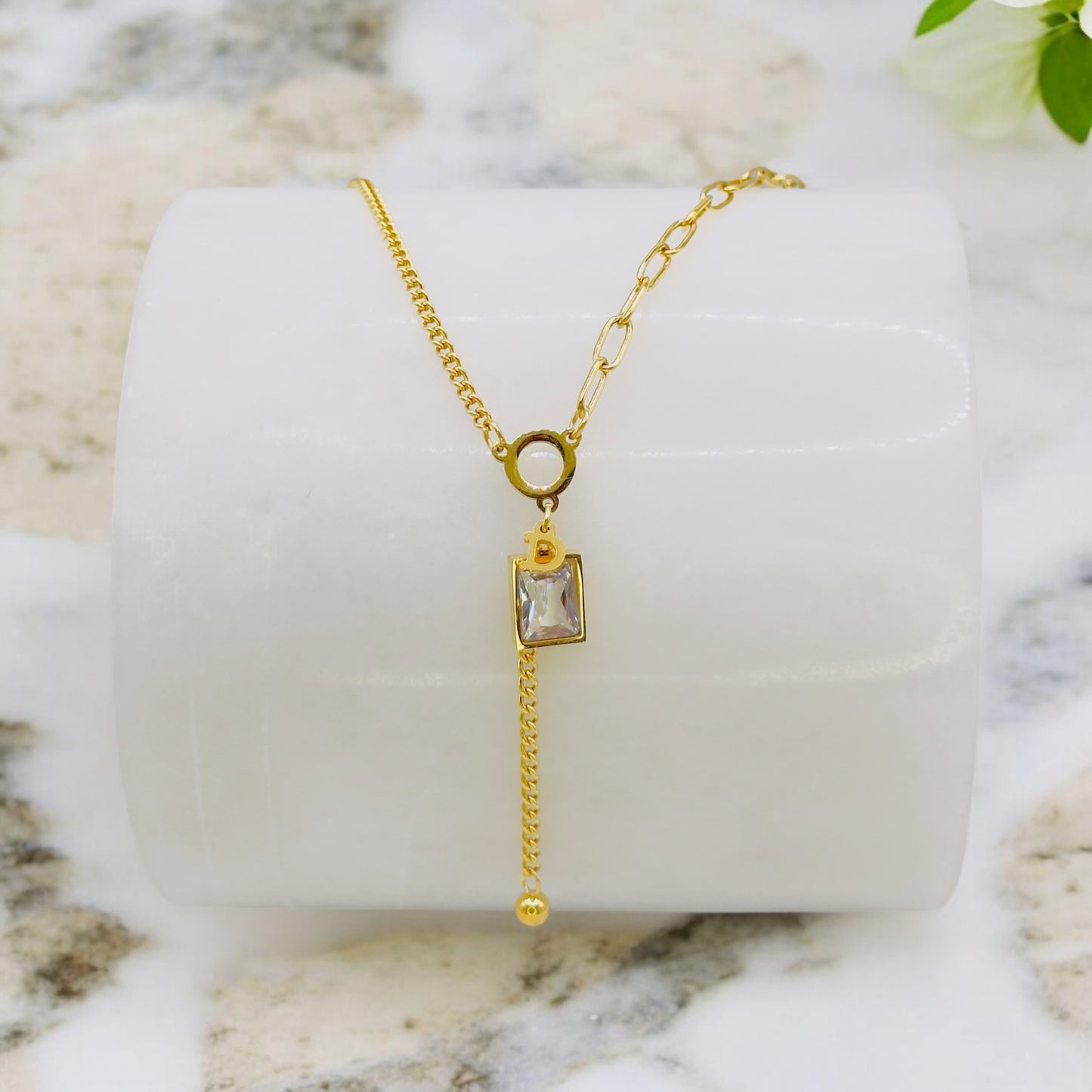 Collier Denver Blanc ajustable en acier inoxydable doré.