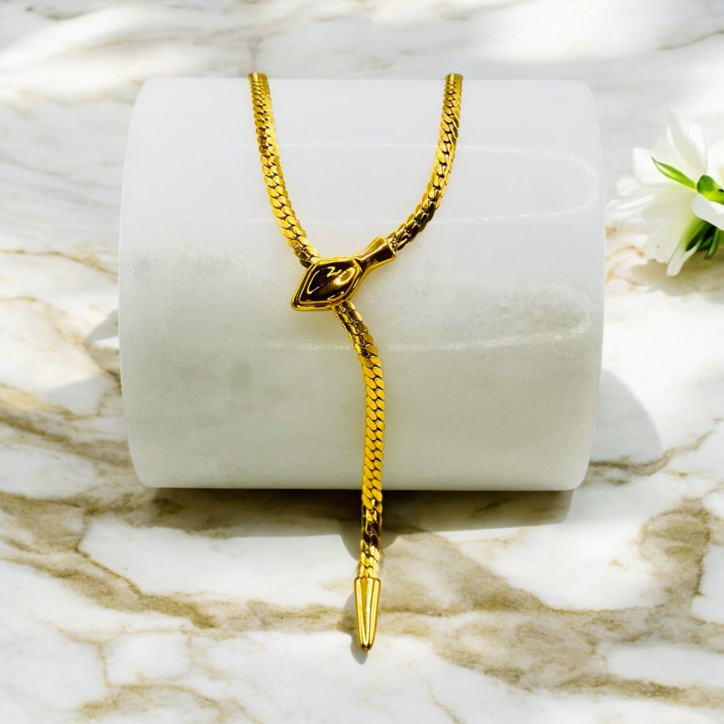 Collier Figueres ajustable en acier inoxydable doré.