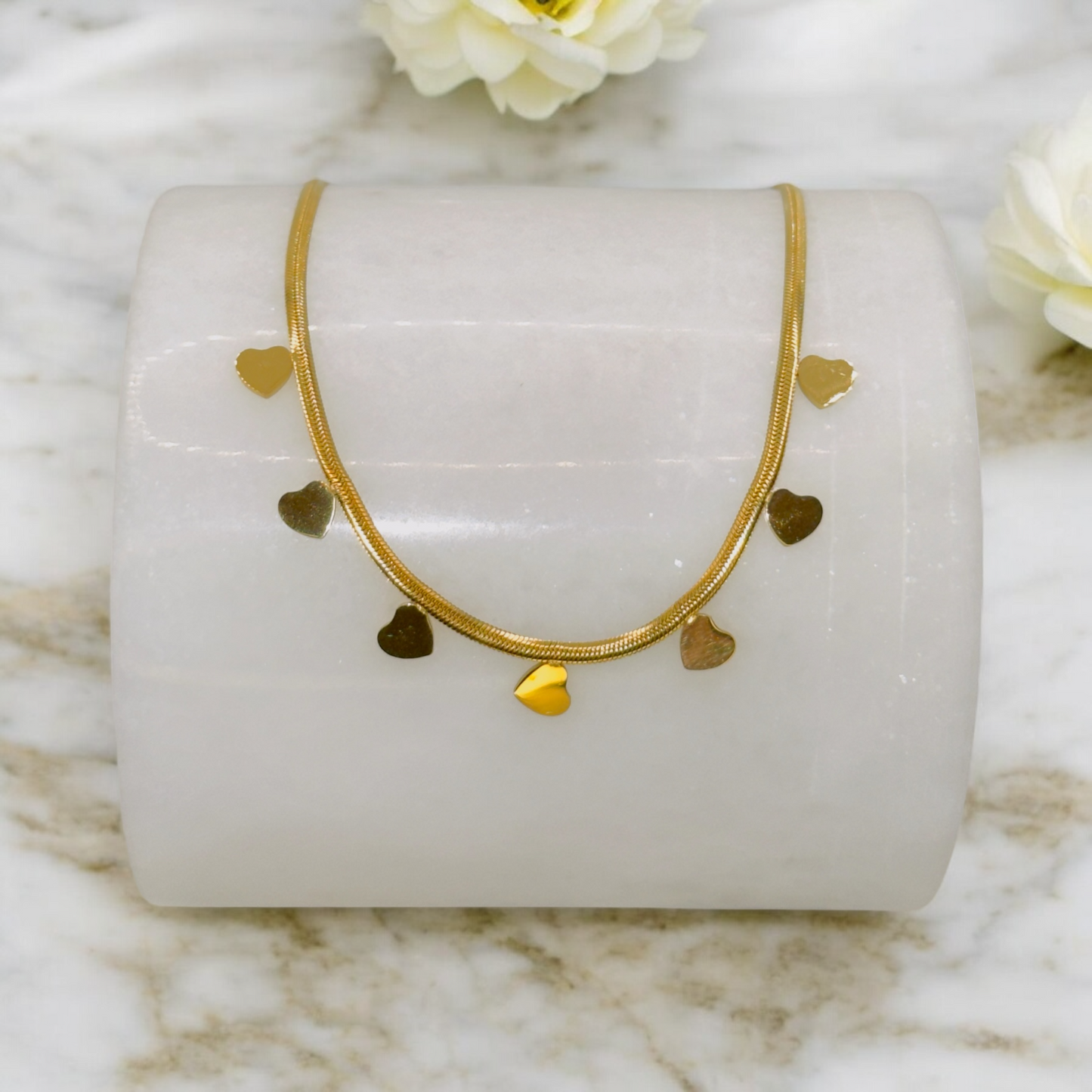 Collier Fréjus ajustable en acier inoxydable doré.