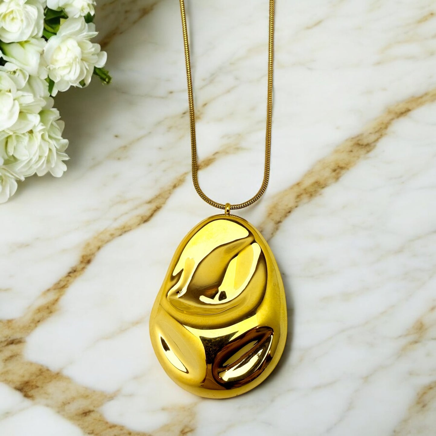 Collier Funchal ajustable en acier inoxydable doré.