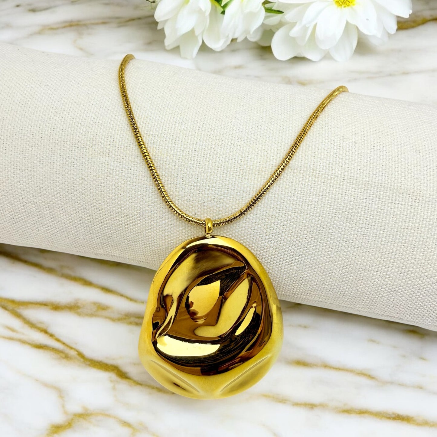 Collier Funchal ajustable en acier inoxydable doré.