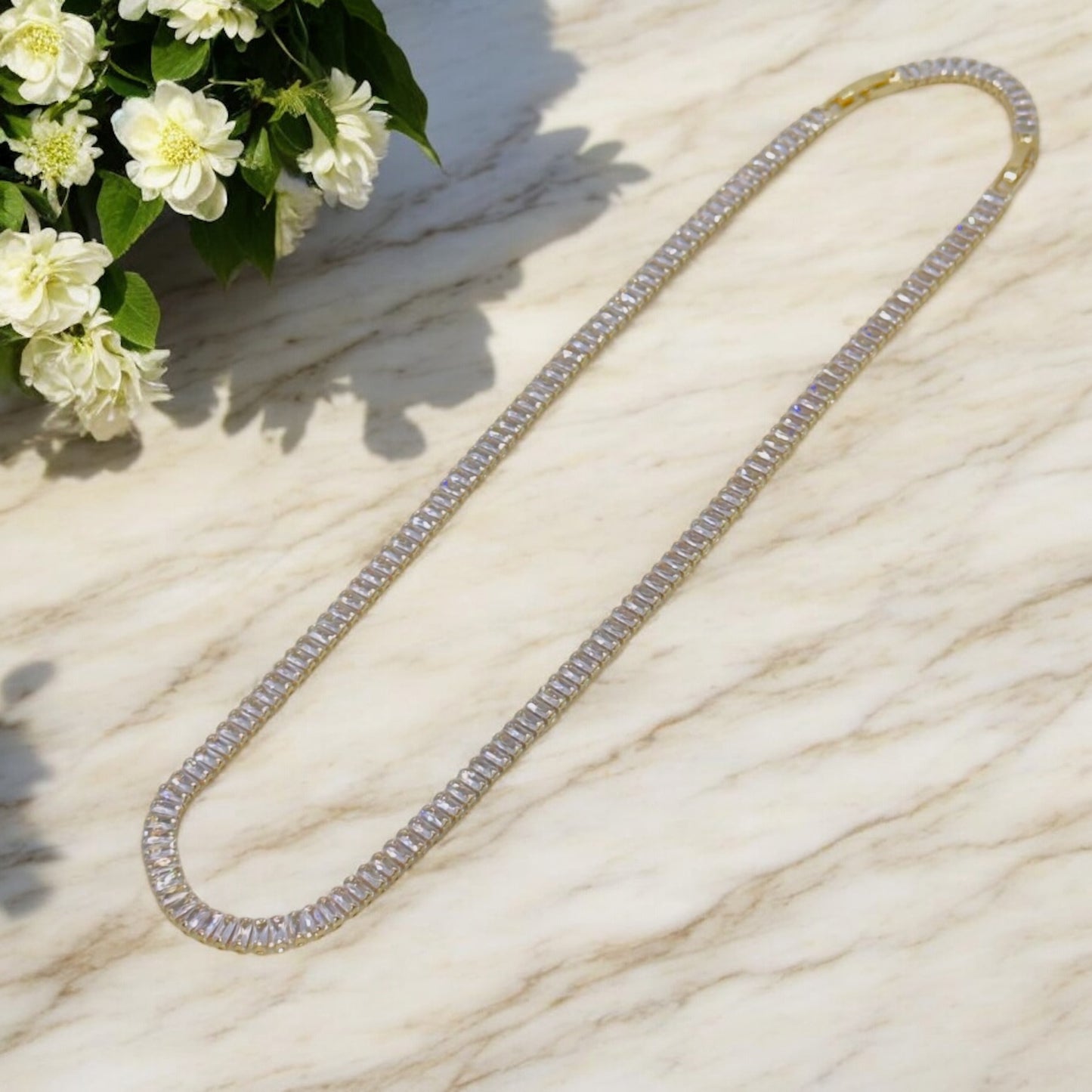 Collier Hollywood ajustable en acier inoxydable doré.