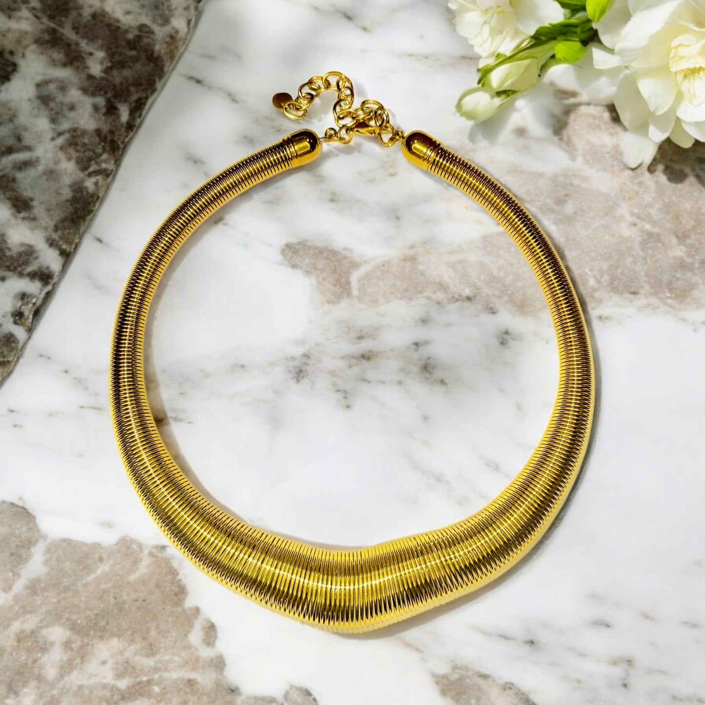 Collier Honolulu ajustable en acier inoxydable doré.