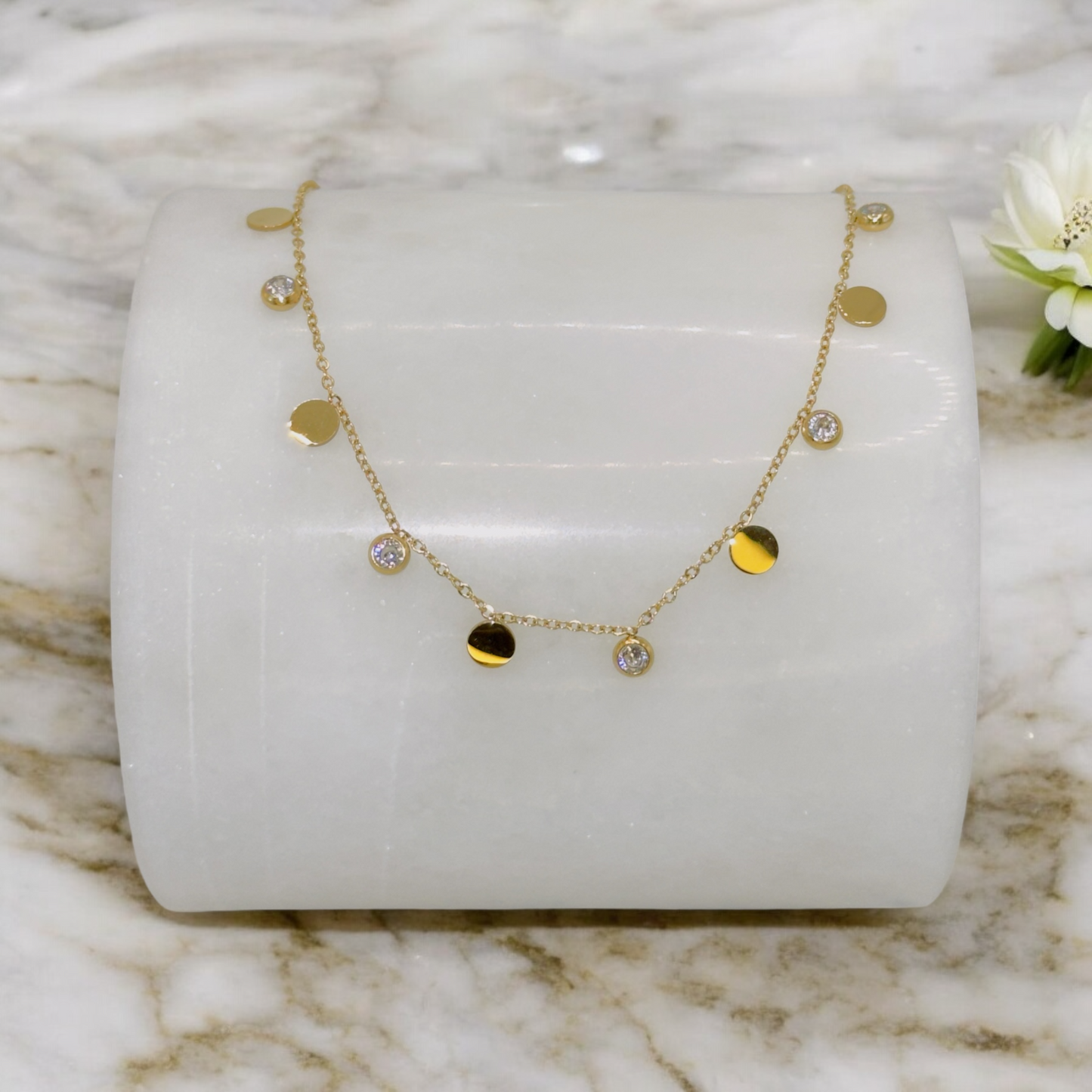 Collier Majorque ajustable en acier inoxydable doré.
