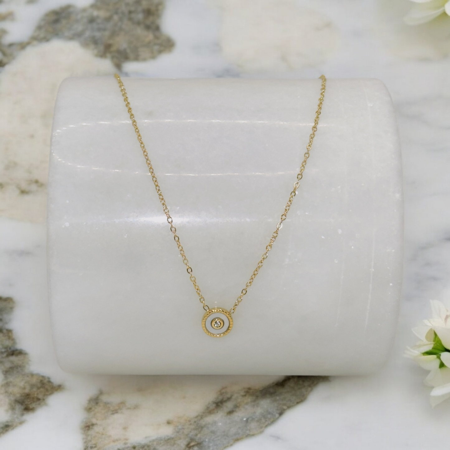 Collier Marbella ajustable en acier inoxydable doré.