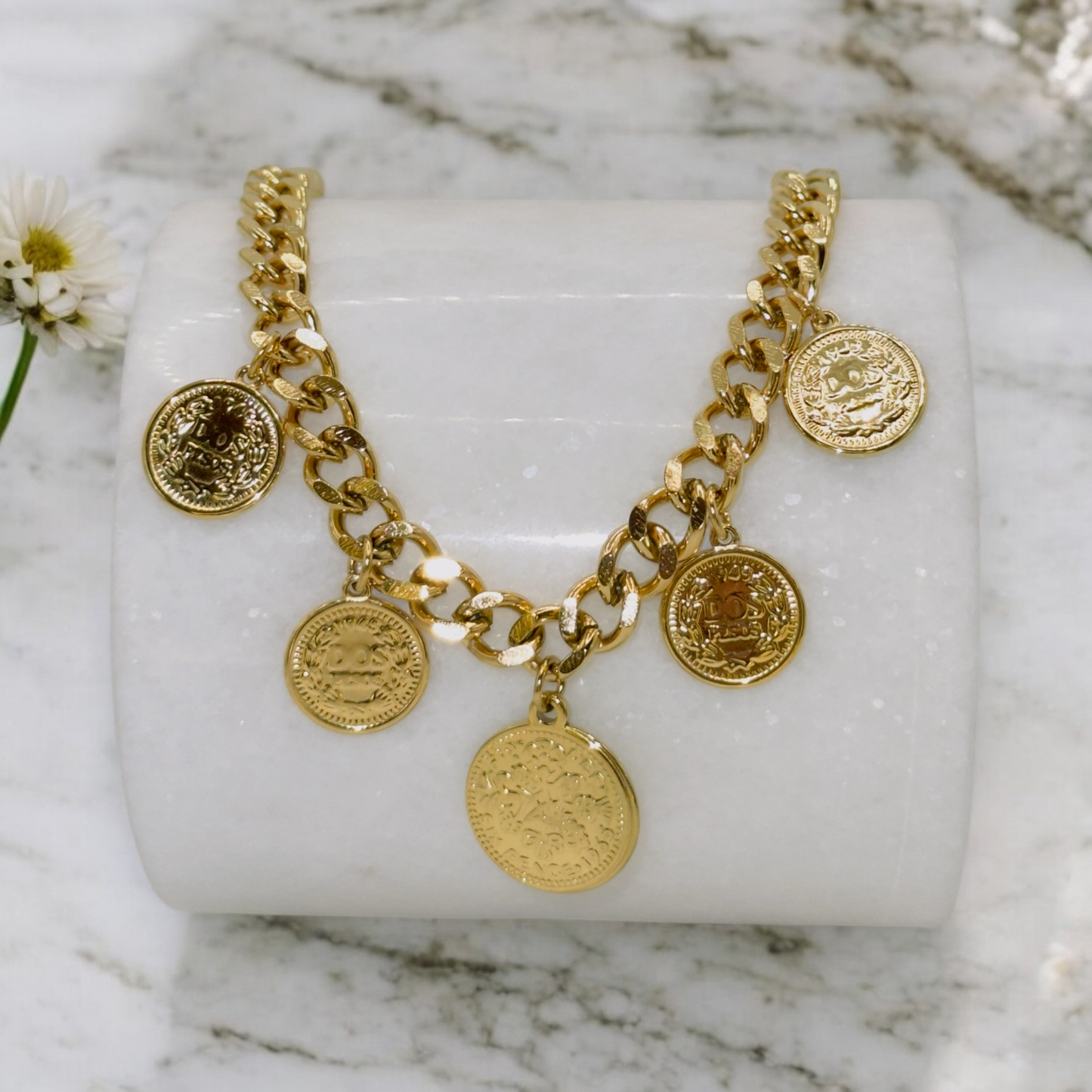 Collier Memphis ajustable en acier inoxydable doré.
