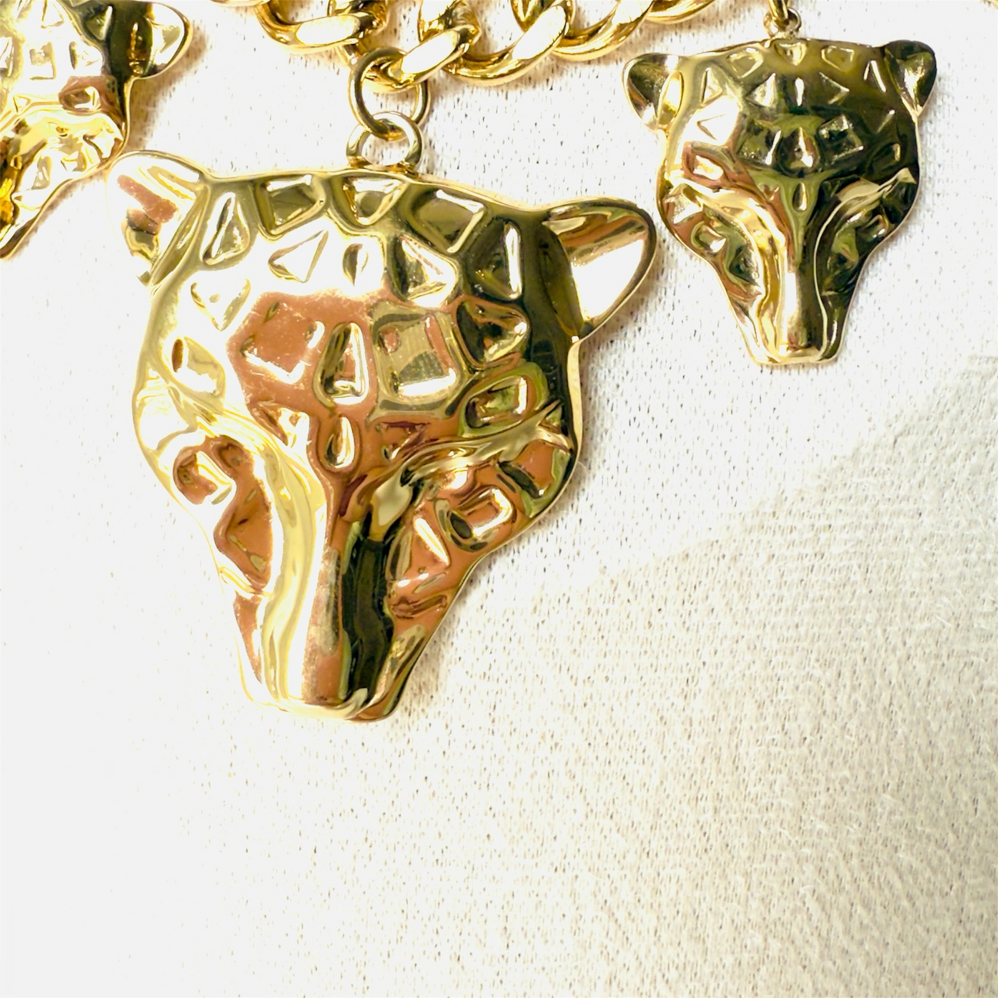 Collier Mendoza ajustable en acier inoxydable doré.